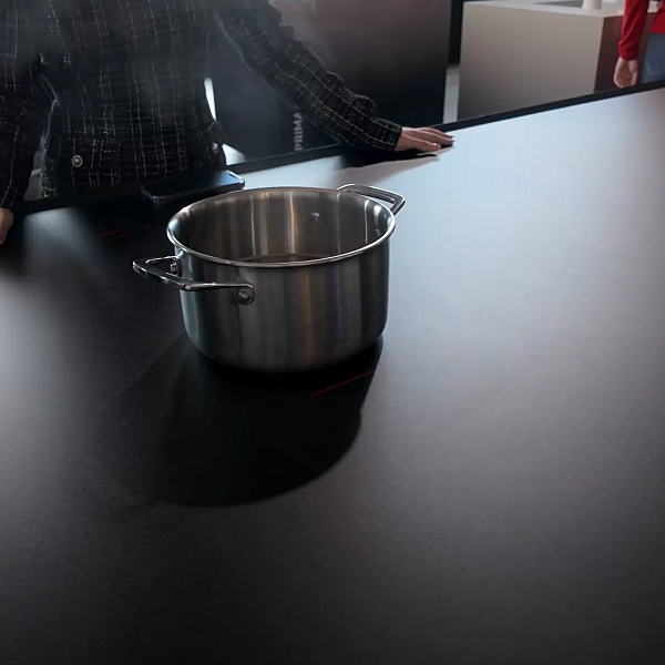 Аквариус: Индукционная плита под столешницей. EuroCucina 2026 Миланская неделя дизайна