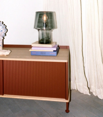 MUUTO Настольная лампа Cosy, цвет и материал: серое дымчатое стекло 